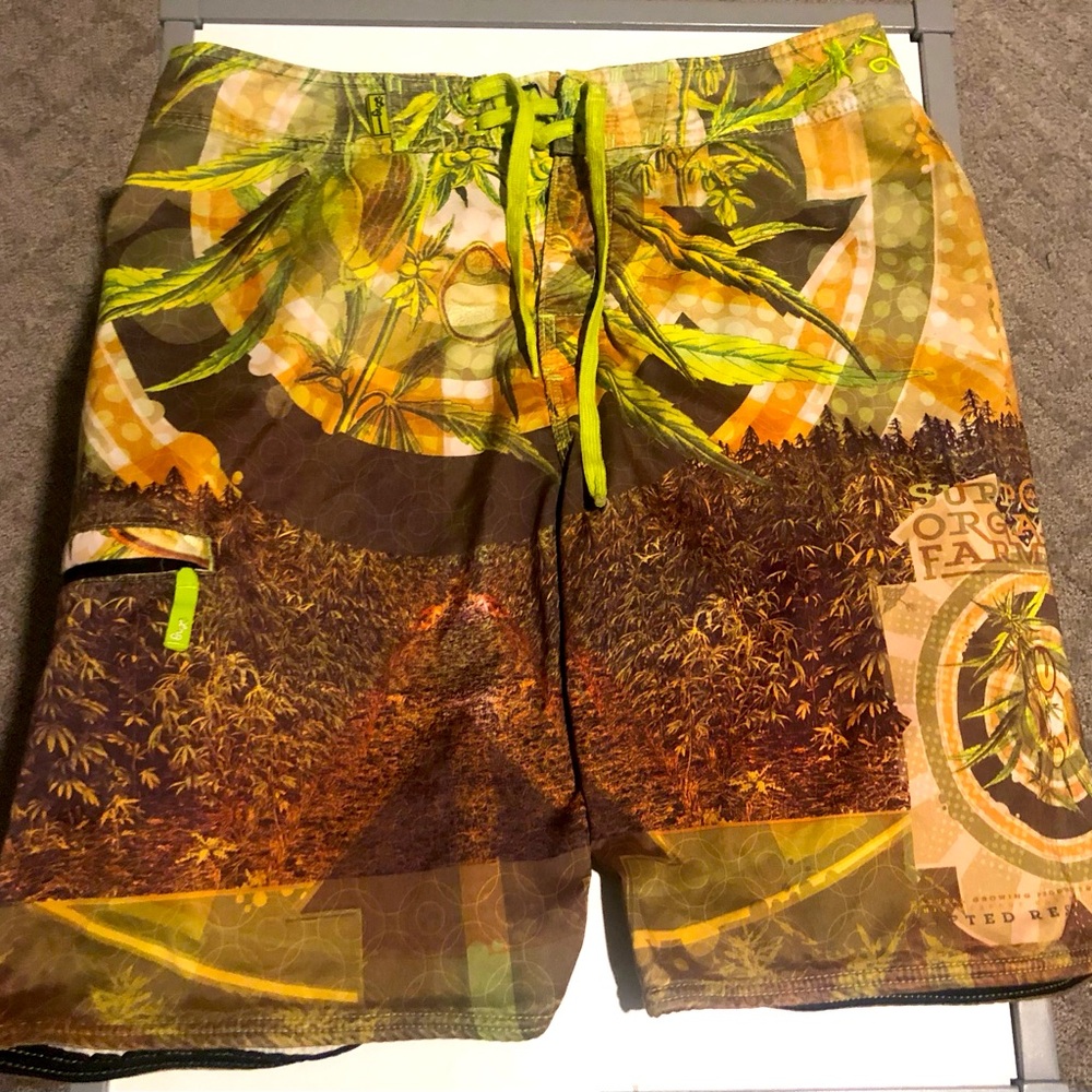 Great board shorts.Neon green really pops in the summer